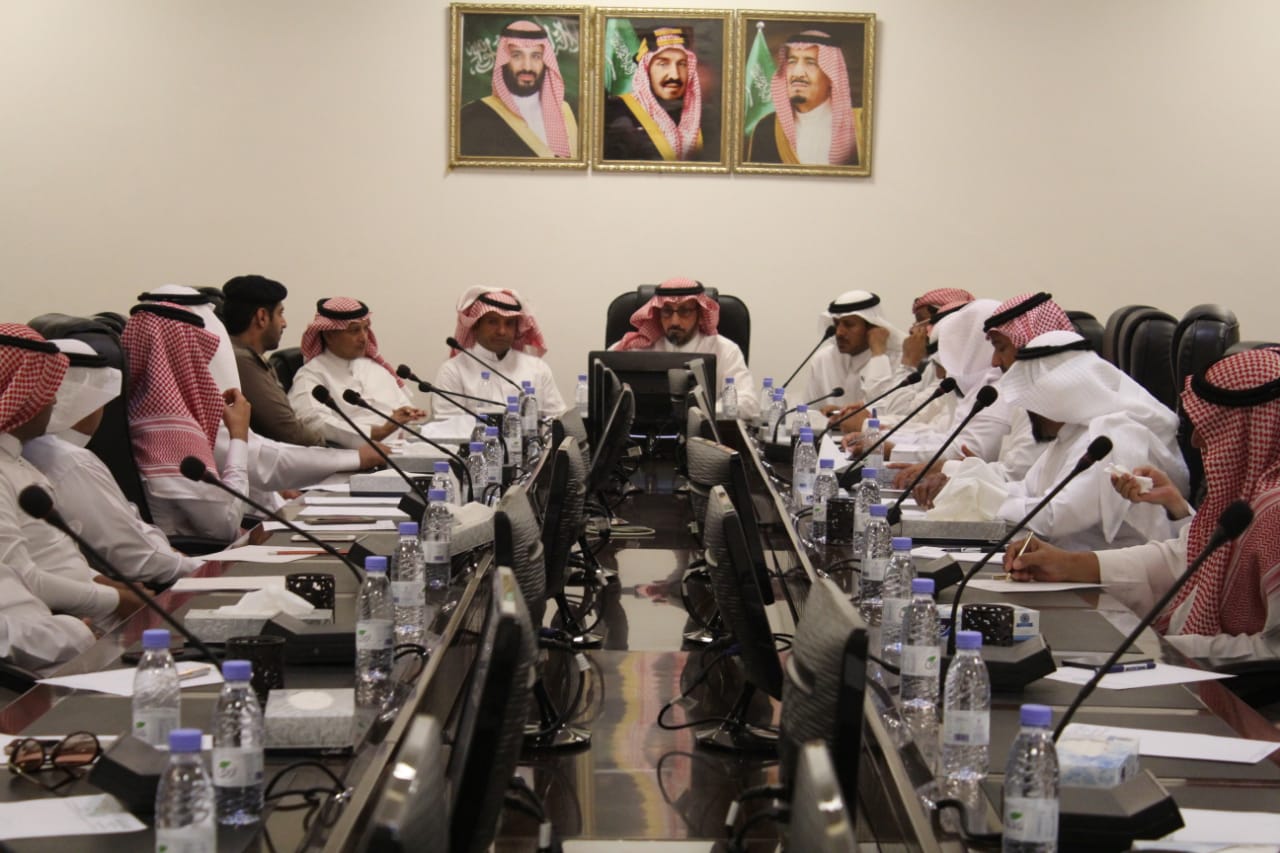 الشمراني يجتمع بمدراء الإدارات الخدمية والأمنية بمحافظة أبوعريش