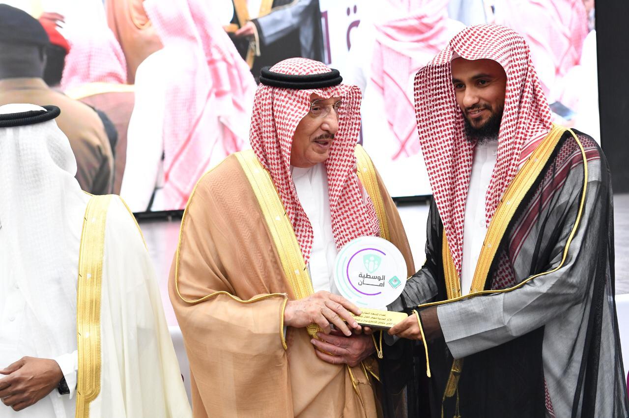 الأمير محمد بن ناصر يُكرم رئيس المحكمة العامة بمحافظة صامطة