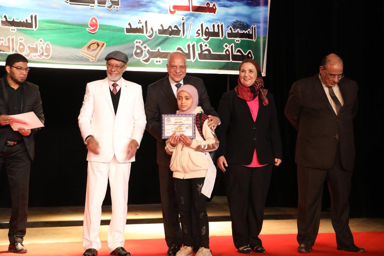 محافظ الجيزة فى مصر يكرم الفائزين فى مسابقة حفظة القران الكريم