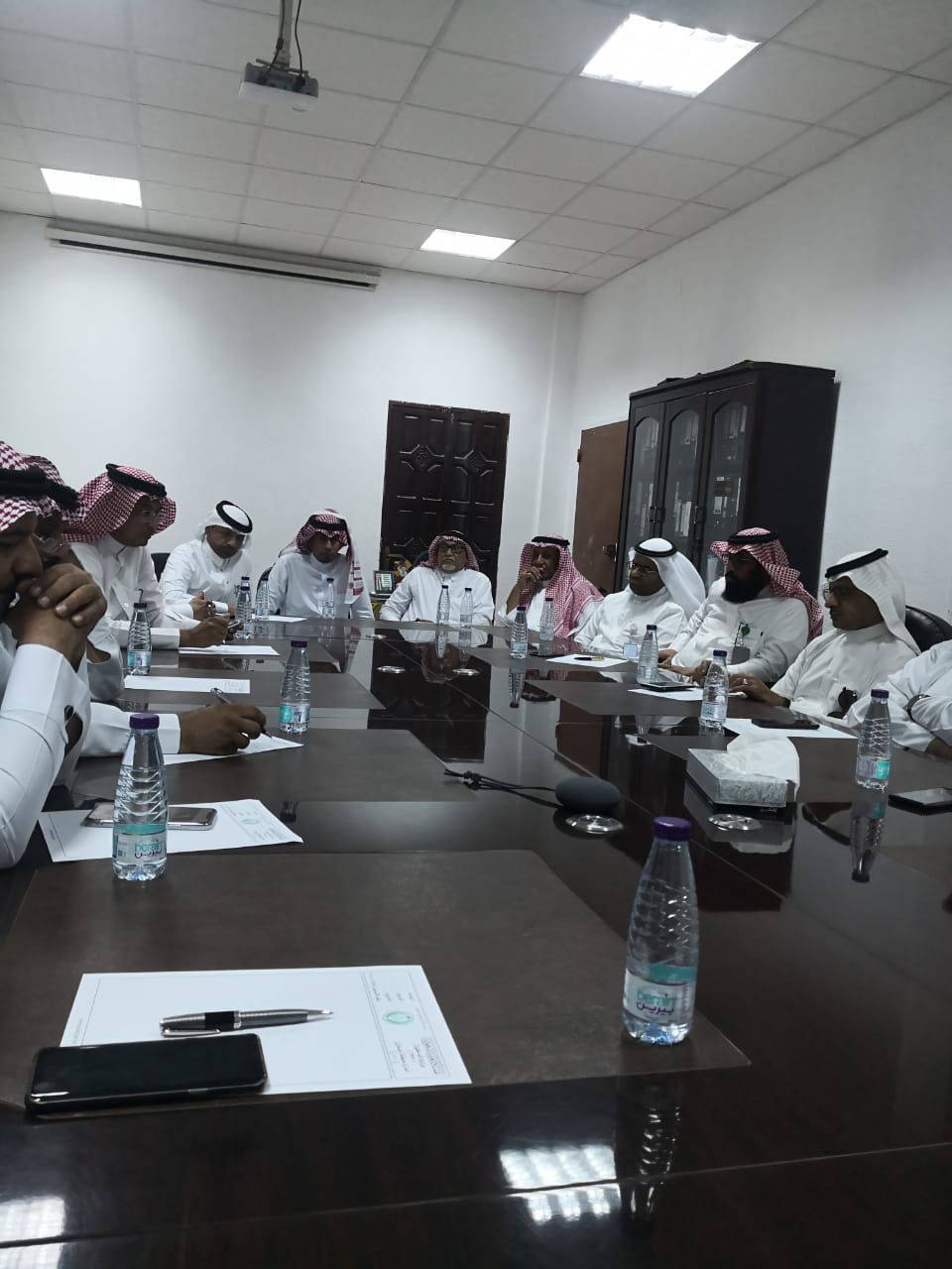 الشمراني يعقد اجتماعاً مع رؤساء الدوائر الحكومية بمحافظة أبوعريش