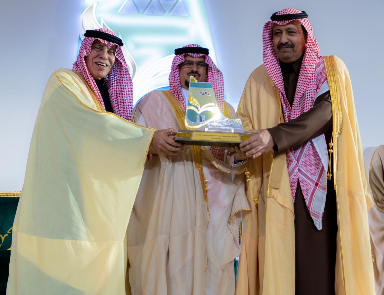 أمير منطقة الباحة يكرم الفائزين بجائزة الحسام للإبداع والتميز