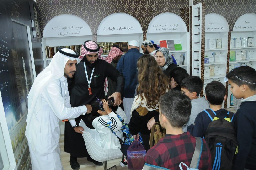 تقنية “VR” لزوار معرض الكتاب بالمغرب بركن وزارة الشؤون الإسلامية