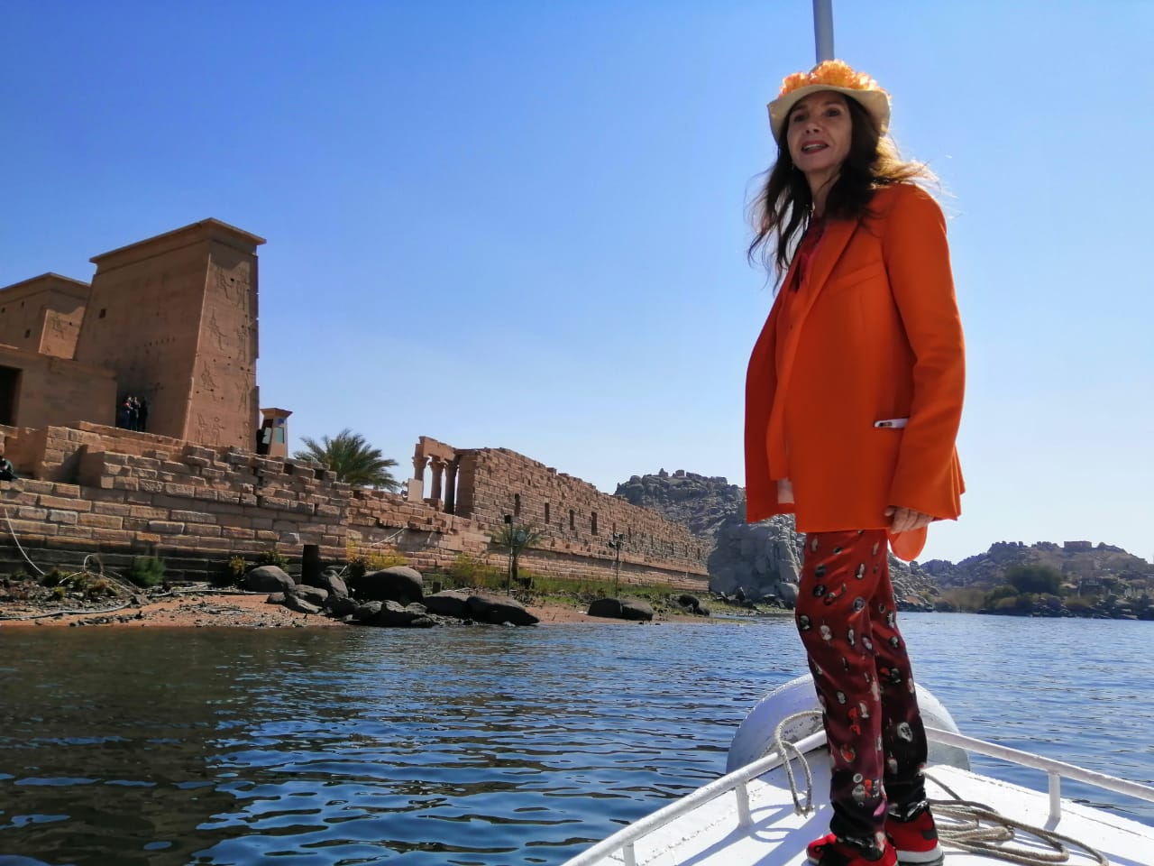 النجمة العالمية فيكتوريا أبرِل في زيارة لمحافظةأسوان بمصر