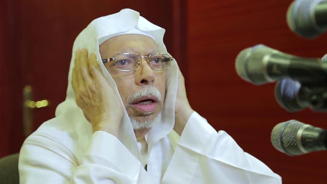 الشيخ علي الملا يكشف عن سبب تأثر صوته أثناء رفع الأذان