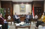 وزير السياحة و الآثار المصري يلتقي السفير البريطاني بالقاهرة