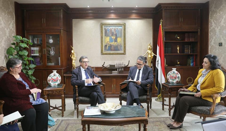 وزير السياحة و الآثار المصري يلتقي السفير البريطاني بالقاهرة