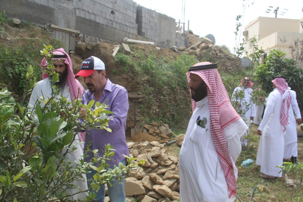 صندوق إيفاد الدولي يزور محافظة العيدابي ويطلع على التجارب الزراعية