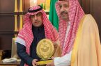 الأمير حسام بن سعود يُكرم المواطن السبيعي