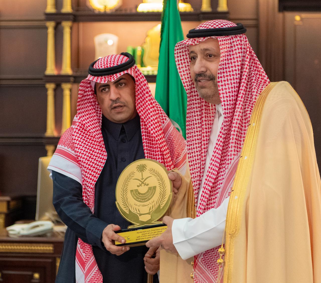 الأمير حسام بن سعود يُكرم المواطن السبيعي