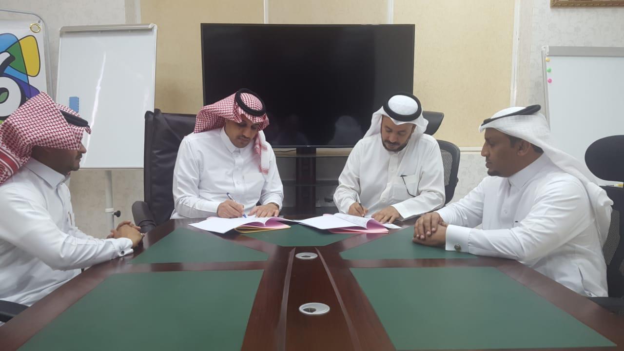 رئيس بلدية بحر أبو سكينة نايف الغامدي يوقع عقداً استثمارياً