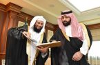 الأمير محمد بن عبدالعزيز يتسلم تقرير هيئة الأمر بالمعروف لموسم ‎حج العام الماضي