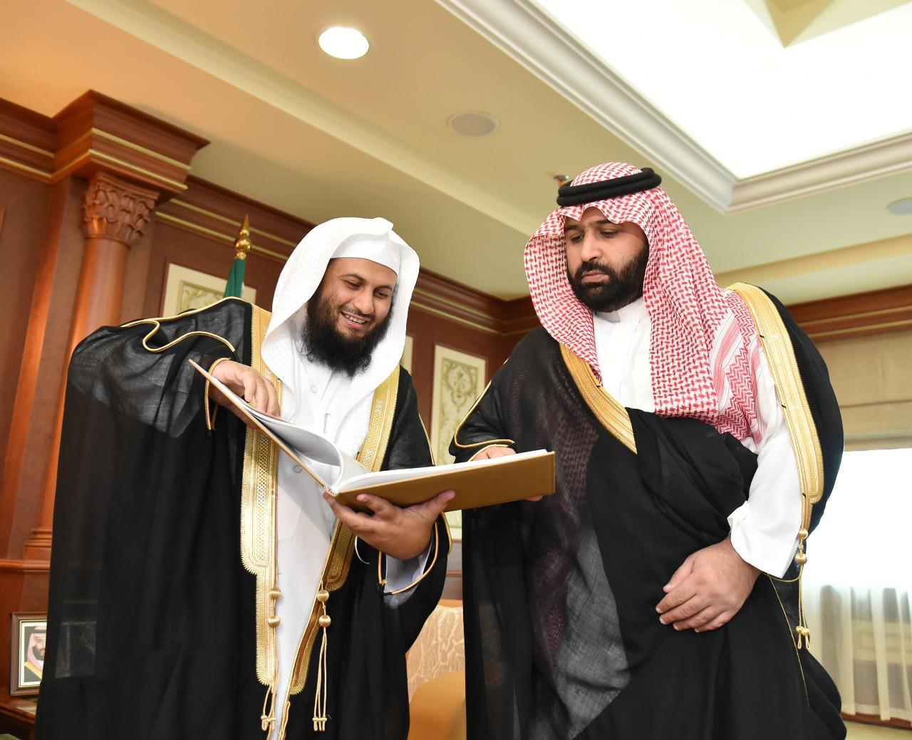 الأمير محمد بن عبدالعزيز يتسلم تقرير هيئة الأمر بالمعروف لموسم ‎حج العام الماضي