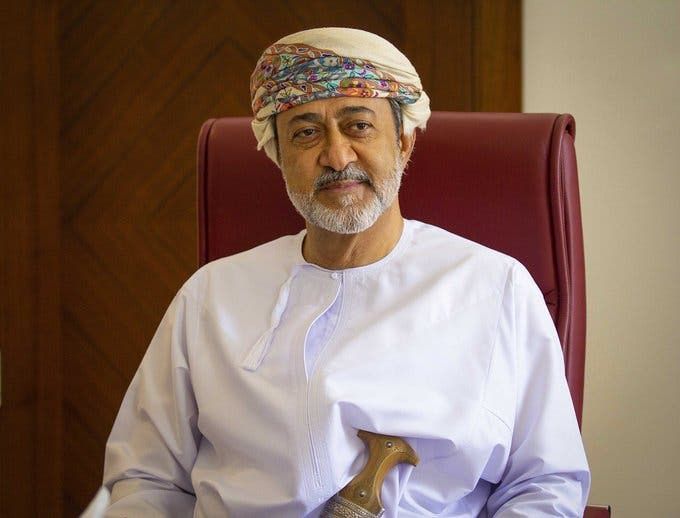 سلطان عمان يصدر مرسوماً سامياً بتغيير علم السلطنة ونشيدها