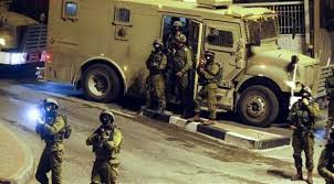 جيش الاحتلال يعتقل فلسطينيا ناشطا ضد الاستيطان من بلدة بيت أمر