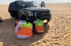 بالفيديو…إنقاذ مركبة متعطلة وعالقة في رمال على طريق الدمام الرياض