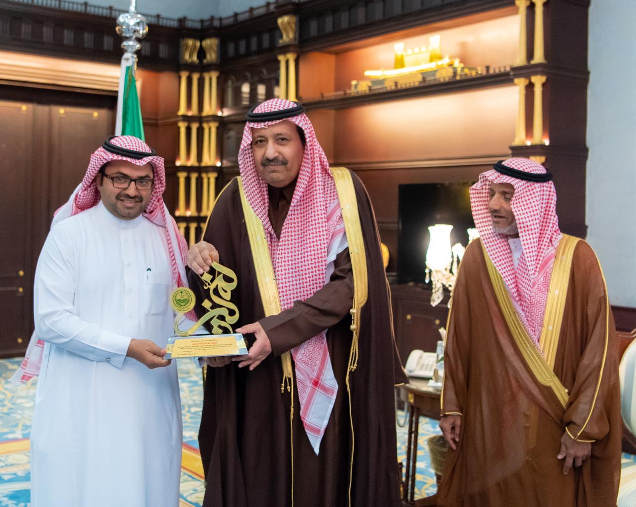 الأمير حسام بن سعود يُكرم عدد من النحالين بمنطقة الباحة
