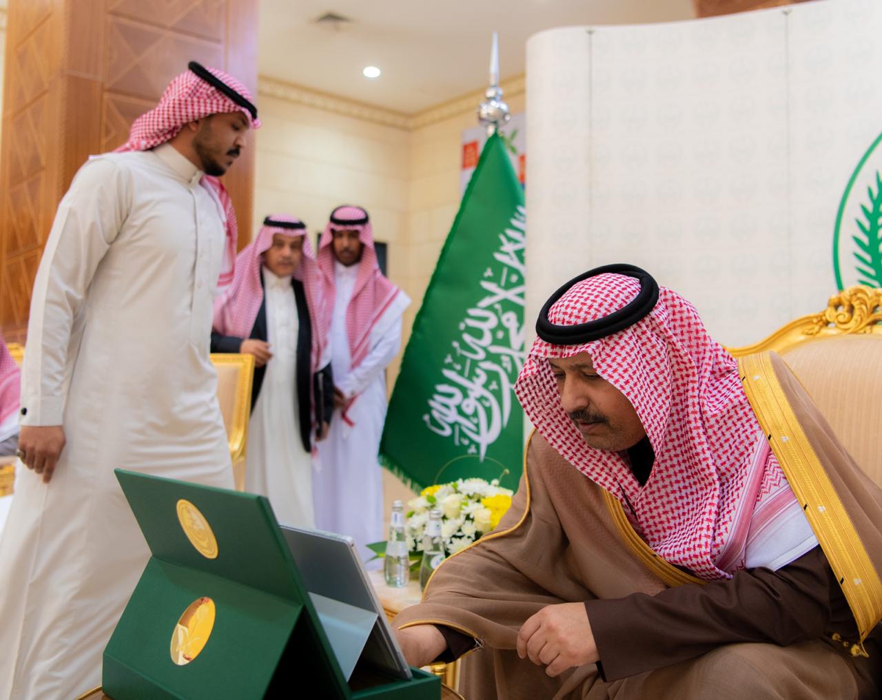 أمير الباحة يُدشن البوابة الإلكترونية لمكتب تحقيق الرؤية بالإمارة