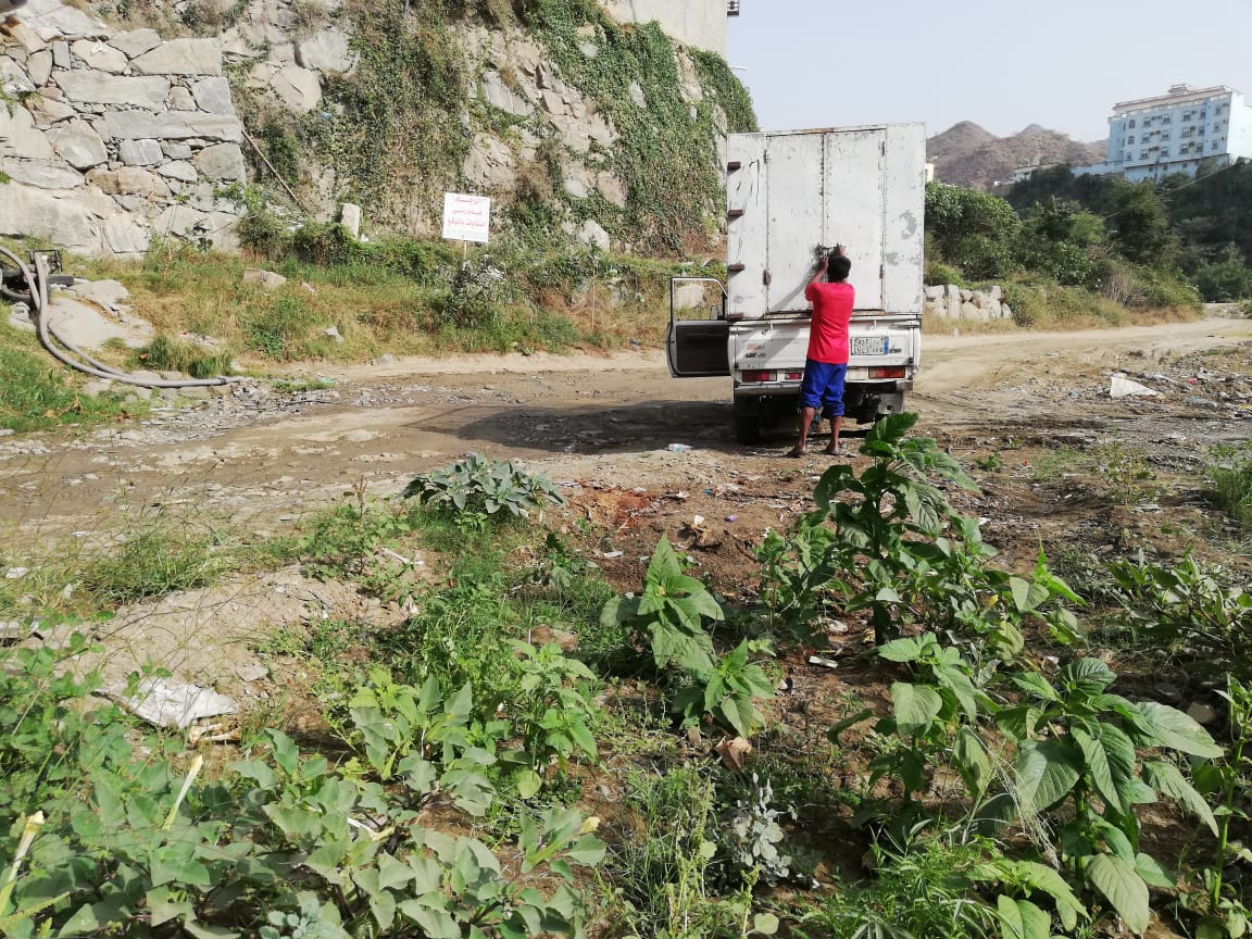 بلدية محافظة الداير تواصل جهودها في إزالة المخلفات والنفايات من الأودية