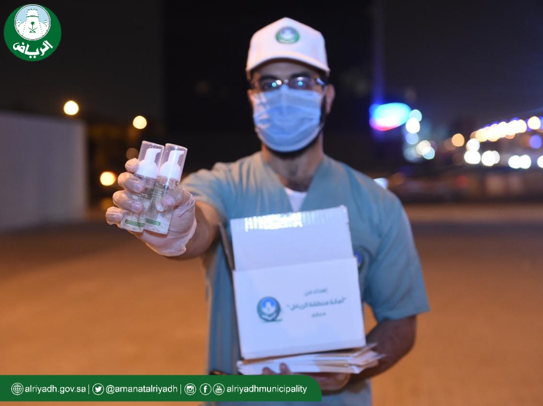 أمانة الرياض تبدأ بتوزيع معقمها مجانًا في ٢٥ موقعًا