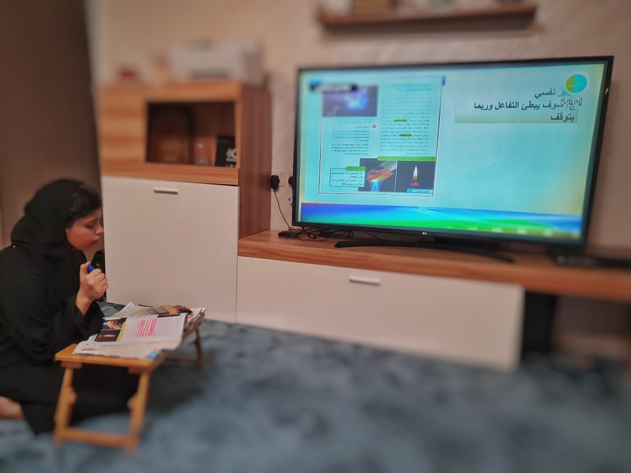 طالبات تعليم مكة يسجلن تجاربهن مع التعليم عن بعد والمدرسة الافتراضية.