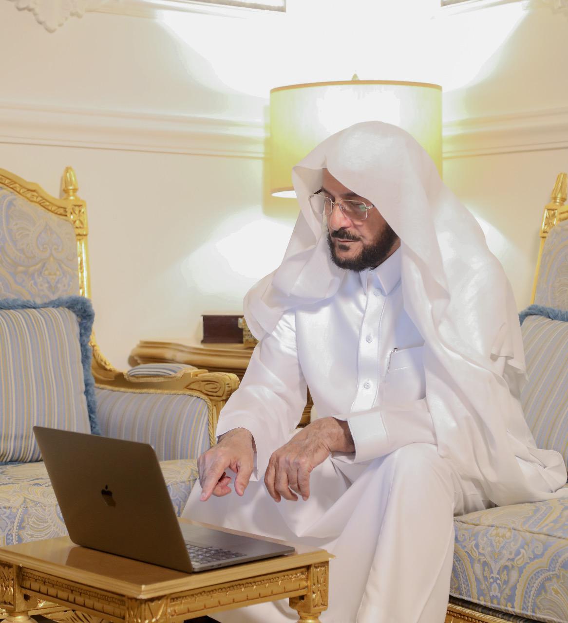 وزير الشؤون الإسلامية يتابع سير تقديم الخدمات عبر خدمة التواصل في البوابة الإلكترونية