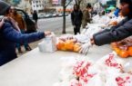 سكان نيويورك يهرعون لتلقى المعونات الغذائية بسبب انتشار فيروس كورونا