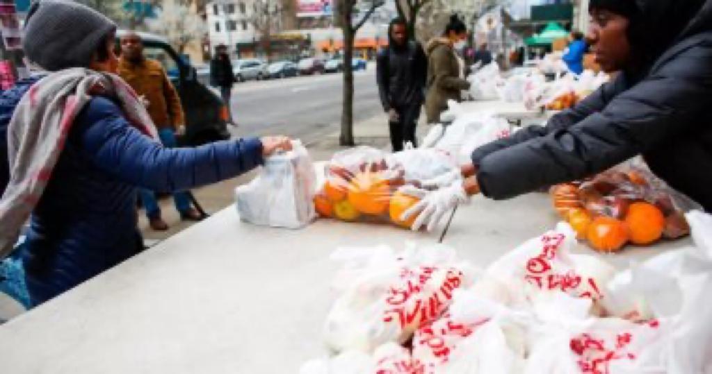 سكان نيويورك يهرعون لتلقى المعونات الغذائية بسبب انتشار فيروس كورونا