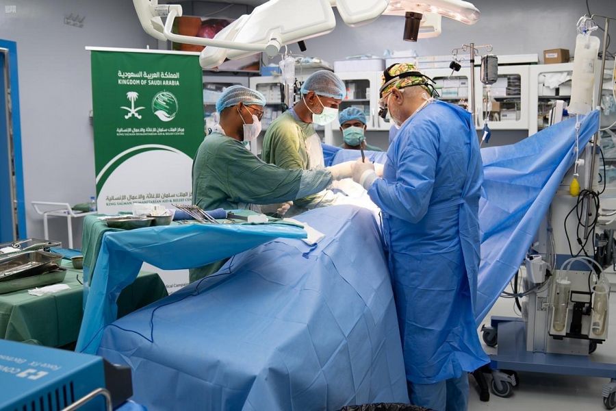 مركز الملك سلمان للإغاثة يختتم حملته الطبية التطوعية السادسة لقسطرة قلب الأطفال في المكل