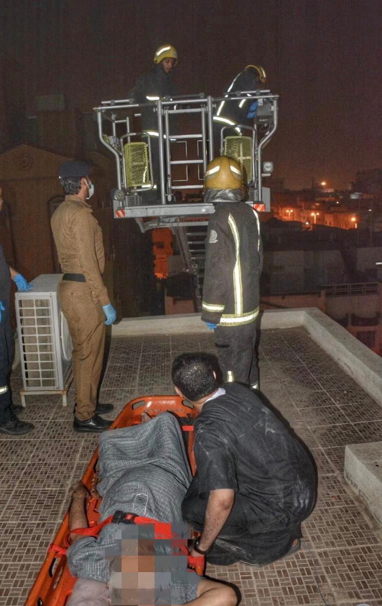 مدني جدة ينقذ شخص مصاب بسطح عماره