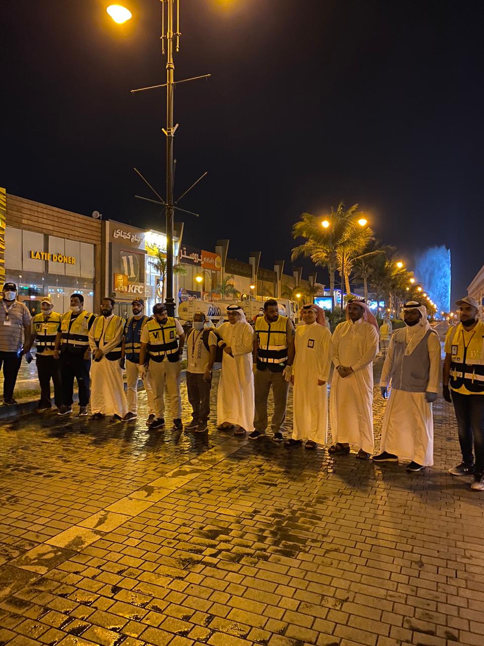 أمانة محافظة جدة تقوم بعملية تعقيم وتطهير الشوارع والميادين العامة