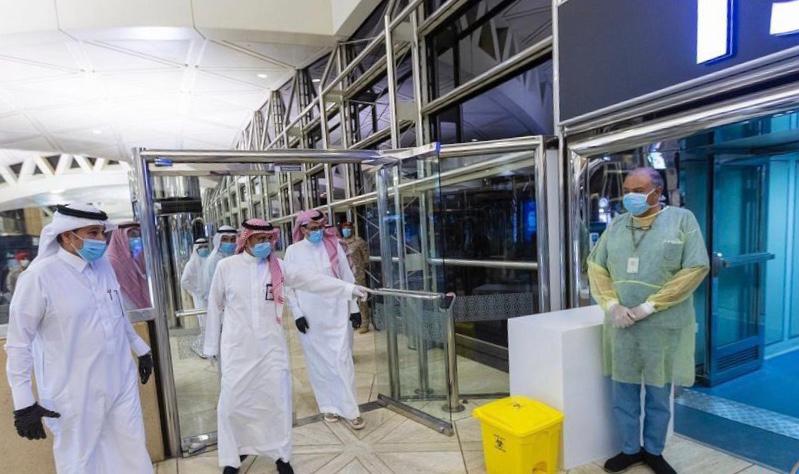 وزير النقل يتفقد مطار الملك خالد‎ ‎استعداداً لاستقبال المواطنين السعوديين الراغبين في العودة من الخارج