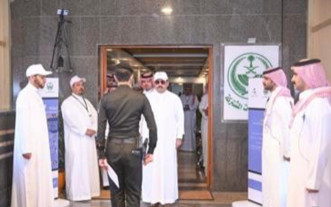 الأمير تركي بن طلال يُكرّم رجل أمن من الدوريات الأمنية بعسير