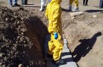 ” بوست ” تحصل على صور إجراءات دفن متوفى بفيروس كورونا في أسوان