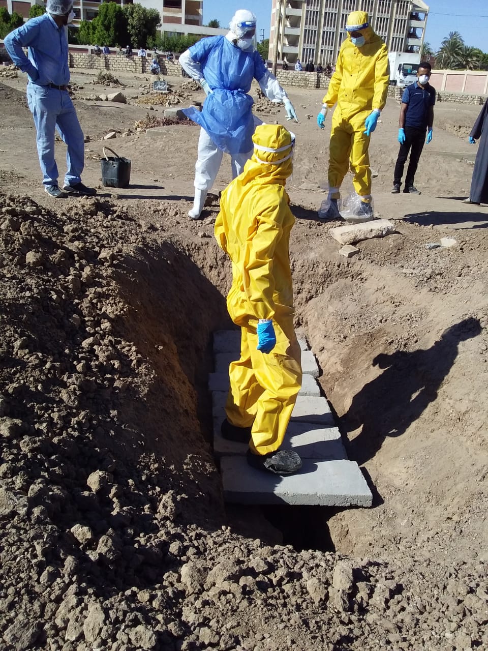 ” بوست ” تحصل على صور إجراءات دفن متوفى بفيروس كورونا في أسوان