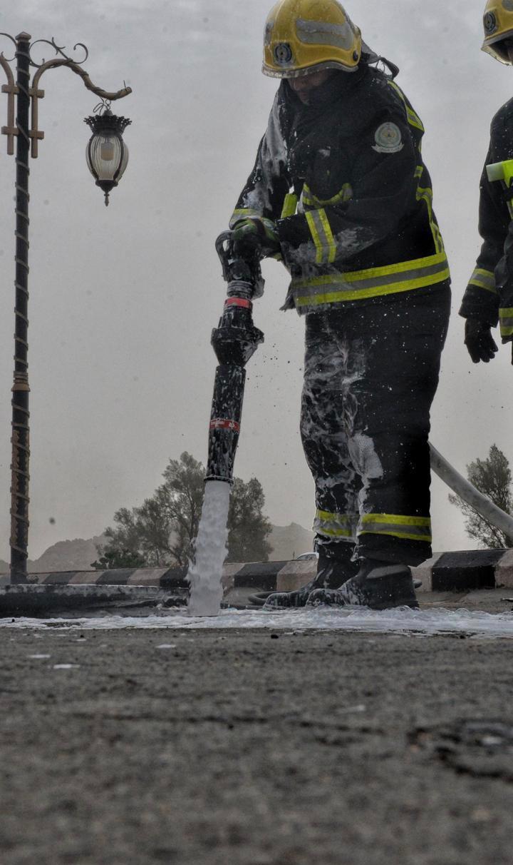 مدني حائل يخمد حريقاً اندلع بخزان محطة وقود