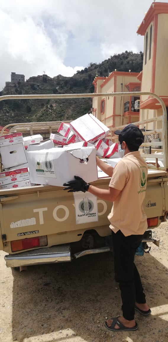 جمعية البر الخيرية بجبال الحشر توزع أكثر من 1100 سلة غذائية