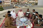 محافظ المجاردة يشارك رجال الأمن وجبة الإفطار في الميدان