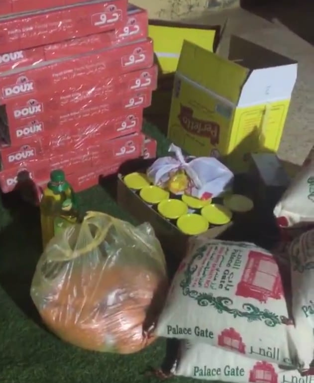 سيدات عرعر يقدمن سلال غذائية للأسر المتضررة من أزمة كورونا