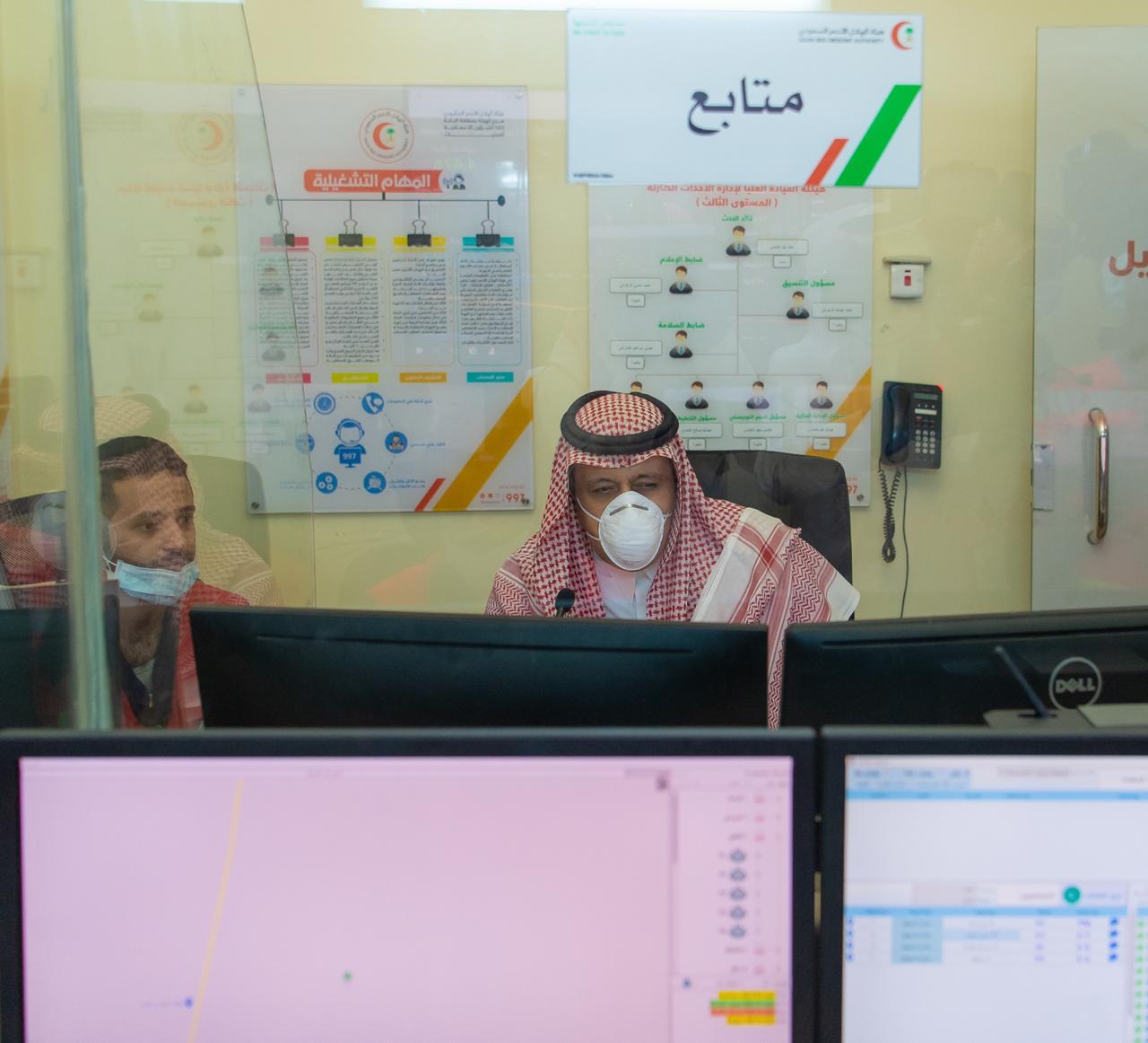 أمير منطقة الباحة يتفقد غرفة العمليات بفرع هيئة الهلال الاحمر