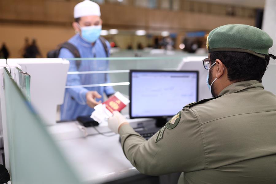 الجوازات : تنهي إجراءات سفر 117 مغادرًا إلى كوالالمبور ضمن مبادرة عودة