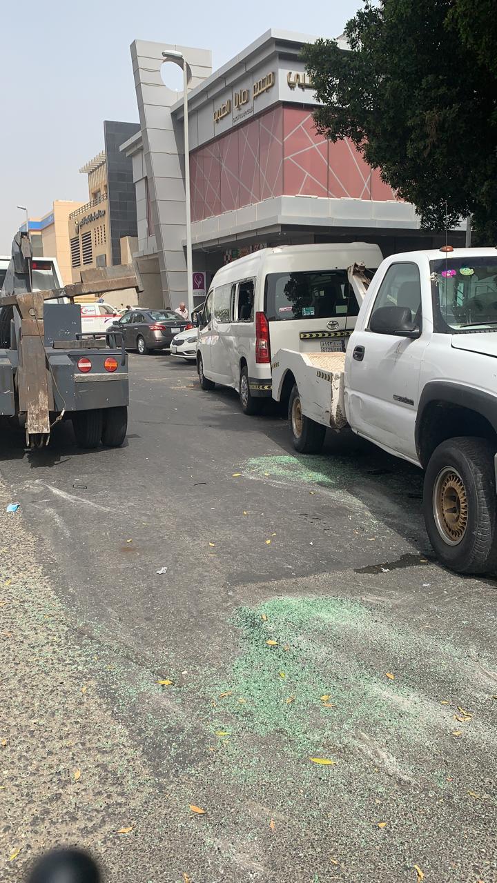 8 إصابات بحادث انقلاب حافلة بشارع التحلية في جدة