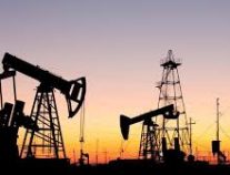 أسعار النفط ترتفع 5% نتيجة تخفيض في الإنتاج وتخفيف بعض الولايات من إجراءات العزل
