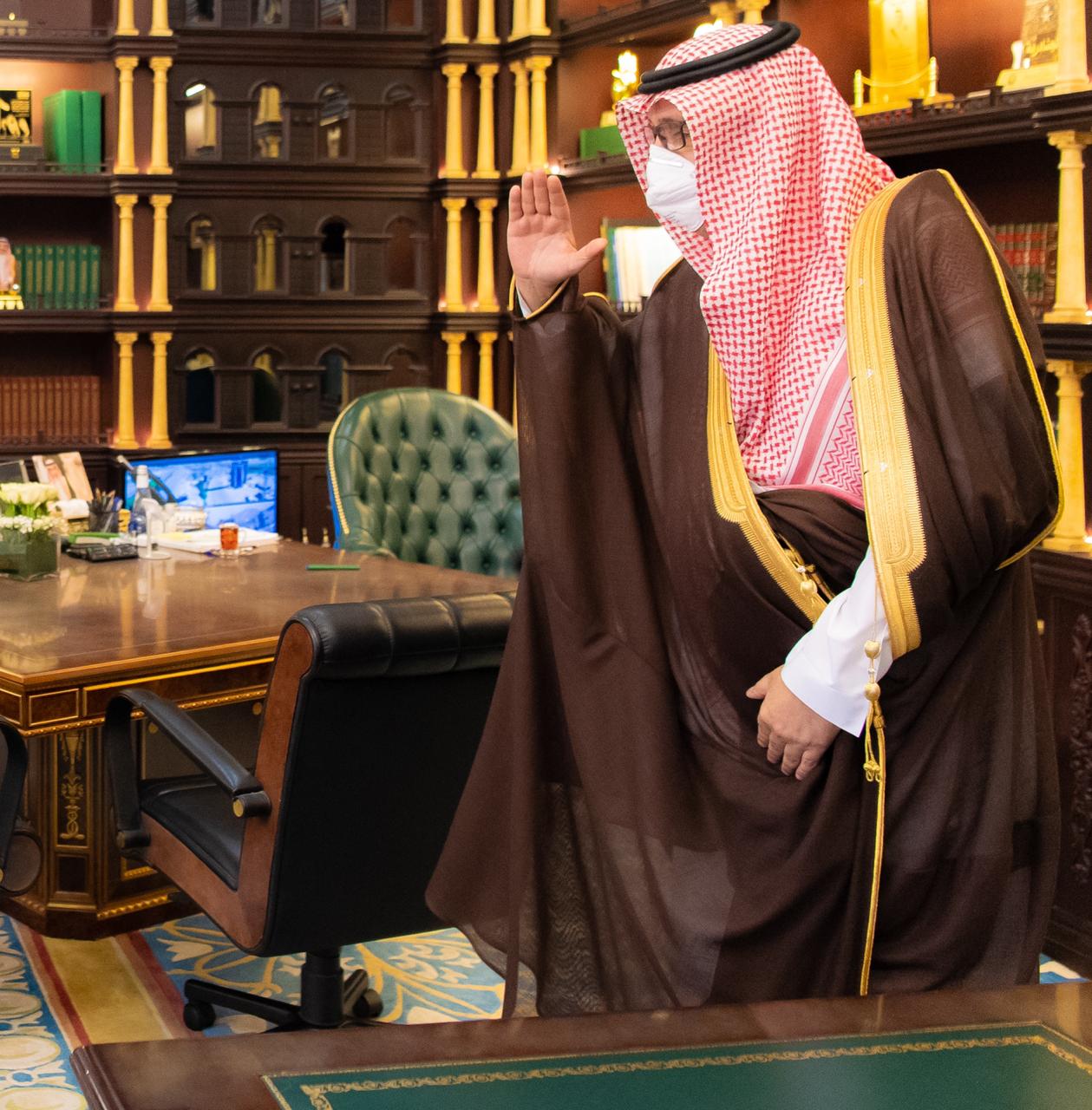 أمير الباحة يقلد مدير الدفاع المدني بالمنطقة رتبتة الجديدة