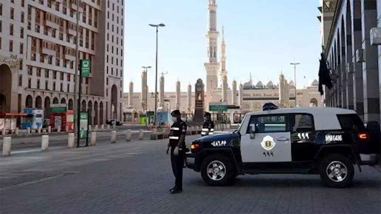 “شرطة مكة المكرمة” القبض على 3 مقيمين ارتكبوا 13 قضية إعتداء على الأموال