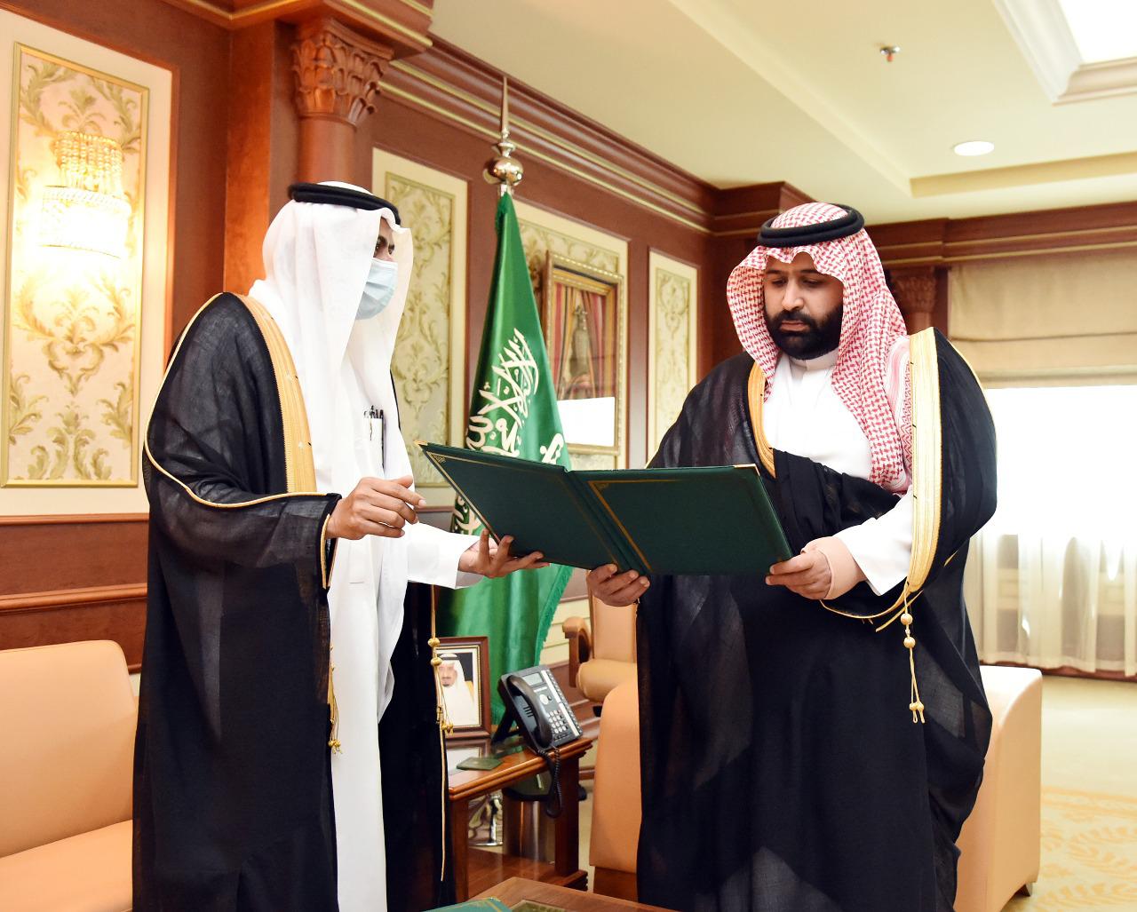 الأمير محمد بن عبدالعزيز يتسلم التقرير الخاص بمنجزات وأعمال الإدارة العامة للتعليم بجازان