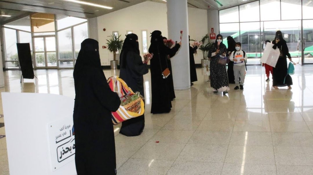 “تعليم عسير “يُشارك في استقبال زوار المنطقة بمطار أبها