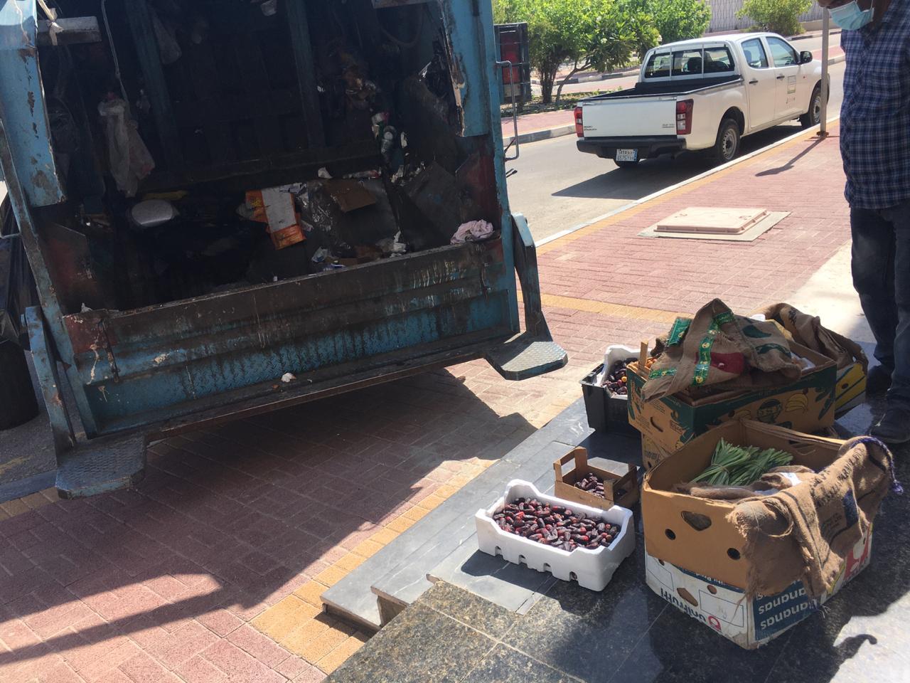بلدية تاروت : تضبط ١٢٠ كجم مواد غذائية مخالفة