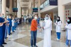مستشفى دبي الميداني يحتفي بمغادرة آخر مصاب بـ«كورونا»