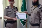 مدير شرطة منطقة جازان يُكرم ” رئيس الرقباء علي حاوي”
