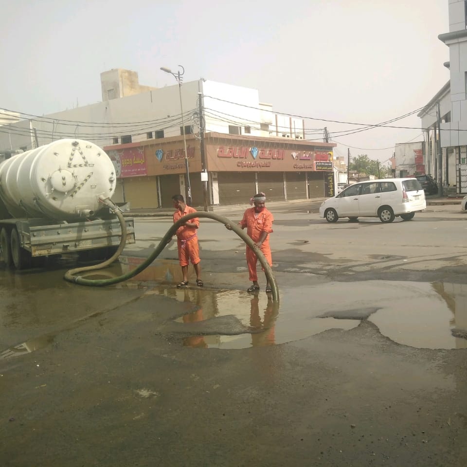 بلدية محافظة صامطة” تباشر تصريف ونزح مياه الأمطار